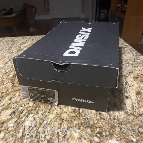 Women’s Nike React Vision Siren Red Workout Sneakers - Picture 11 of 12